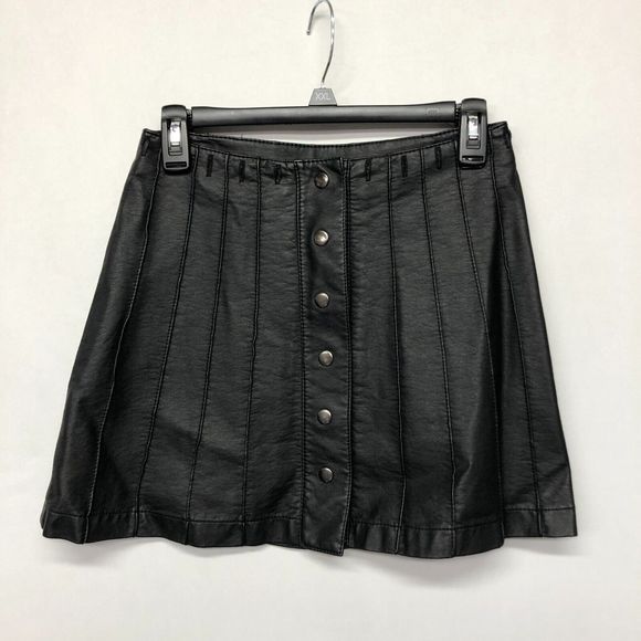 Free People Women Faux Leather Snap Button Mini Skirt Size 2 Black M122 -28 - Picture 1 of 15
